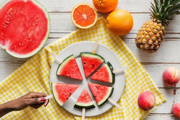 rodajas de sandia y fruta